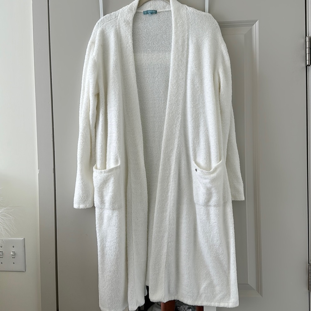 Southern shirt super soft robe, so cuddly, white, smoke free home.